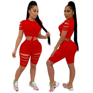 Rotes zweiteiliges Sportset mit kurzem Top und Radlerhose mit Cut-out-Details