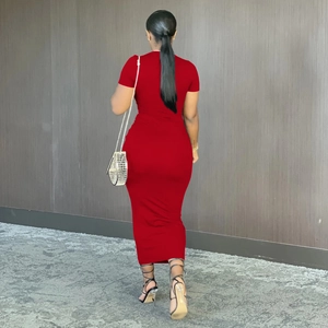 Détail d'une robe maxi moulante rouge à manches courtes mettant en valeur la silhouette