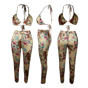 Drei-Wege-Ansicht von Bikini-Set mit Tiger-Blumenmuster und High-Waist-Leggings