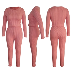 Gros plan sur la texture en tricot vertical rose clair et le tissu côtelé de l'ensemble