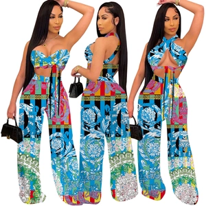 Drei Ansichten des bedruckten Neckholder-Crop-Tops und der hoch taillierten Weitbeinhose