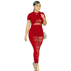 Détail de robe longue moulante rouge avec découpes horizontales tendance et manches courtes