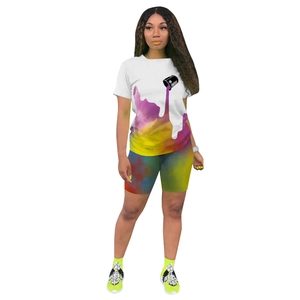 Ensemble décontracté 2 pièces pour femmes avec t-shirt blanc et short cycliste imprimé