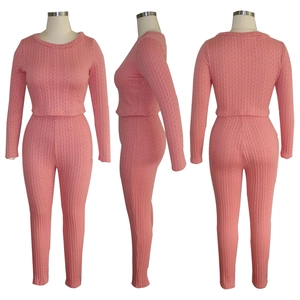 Vues détaillées d'un ensemble deux pièces en tricot rose côtelé, face, côté et dos