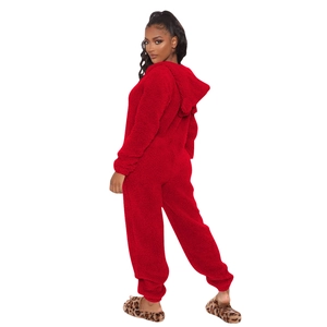 Vue latérale arrière de la combinaison à capuche en polaire rouge à texture pelucheuse
