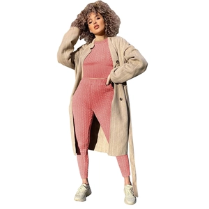 Détail du débardeur en maille torsadée rose et legging avec cardigan beige long