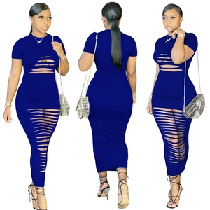 Robe longue moulante bleu roi à manches courtes avec découpes horizontales tendance
