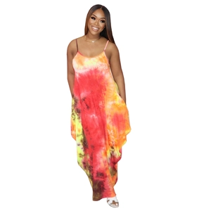 Detail eines Tie-Dye Maxikleids mit Seitentaschen und lockerer Harem-Silhouette