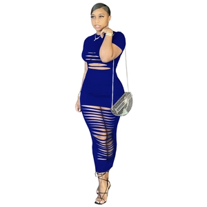 Détail de la robe longue en tricot bleu marine avec découpes et texture évidée