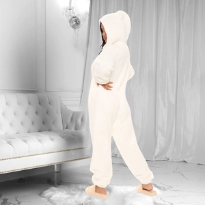 Détail de la combinaison pyjama blanche en peluche avec capuche à oreilles de chat