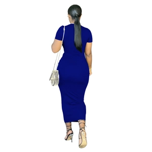 Vue de dos d'une robe maxi bleu marine ajustée avec manches courtes au style épuré