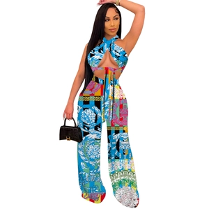 Detail des barocken Drucks auf Neckholder-Crop-Top und Hose mit weitem Bein
