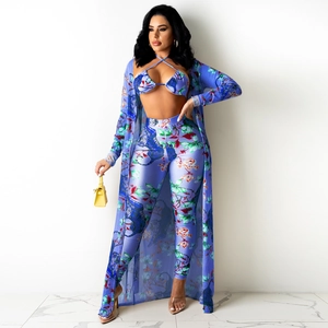 Detailansicht des dreiteiligen Bademodensets mit Tiger-Print und langem Cardigan und Hose