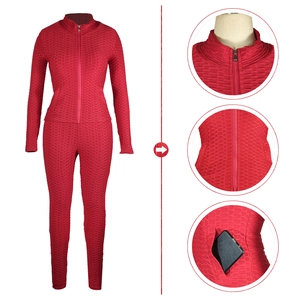 Ensemble de yoga rouge pour femme avec veste à col montant et legging alvéolé