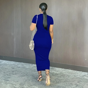 Vue arrière d'une robe longue bleu marine à manches courtes avec une coupe moulante