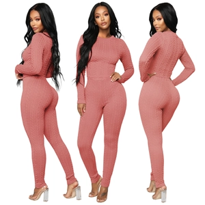 Détails de la texture tricotée et vue sous trois angles de l'ensemble pull et pantalon rose