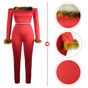Elegante completo rosso due pezzi con spalle scoperte e bordo in ecopelliccia