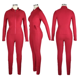Détail de l'ensemble de yoga rouge à texture nid d'abeille, veste col montant et legging