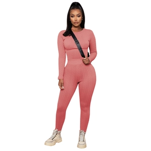 Détail de la texture en maille côtelée sur cet ensemble rose pull et legging femme