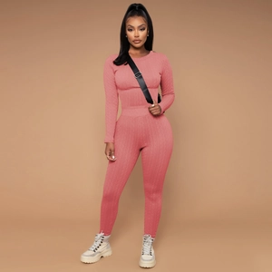 Détail de la maille torsadée rose sur un ensemble deux pièces pull et legging ajusté