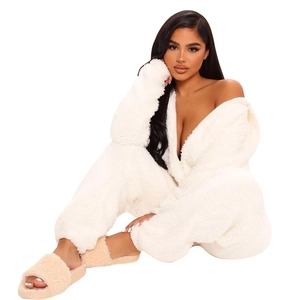 Détail de la texture en polaire sherpa blanche et fermeture éclair de l'ensemble loungewear