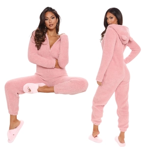 Détails d'un pyjama une pièce rose en peluche avec capuche à oreilles et polaire douce