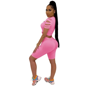 Rosa zweiteiliges Set aus Crop-Top und Radlerhose mit Cut-Out-Details an den Ärmeln