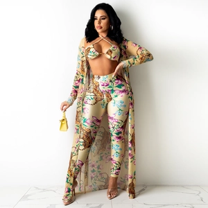 Details des dreiteiligen Sets mit Tiger- und Blumenprint, Bikini-Top, Leggings und Cardigan