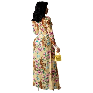 Detailansicht des Tiger- und Blumenprints auf langärmeligem Chiffonkleid mit Taillenband