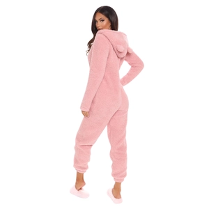 Vue arrière d'une grenouillère en peluche rose avec oreilles et texture flanelle douce