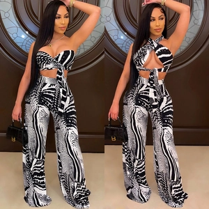 Detail eines zweiteiligen Sets mit Tribal-Print, Wickel-Bandeau-Top und weiter Hose