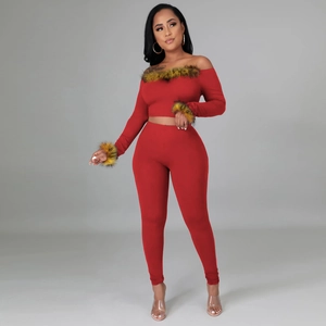 Set donna elegante con top a spalle scoperte e pantaloni rossi con ecopelliccia
