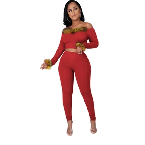 Dettaglio del set rosso top con spalle scoperte e pantaloni con inserti in ecopelliccia