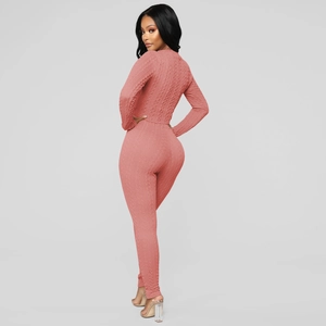 Détails de dos du body en maille torsadée rose avec texture ajustée pour femme