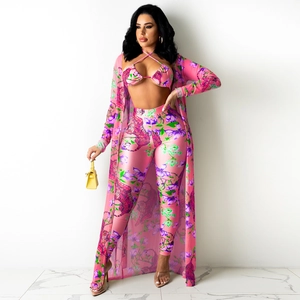Detailansicht des dreiteiligen Tiger-Print-Badeanzug-Sets mit High-Waist-Hose