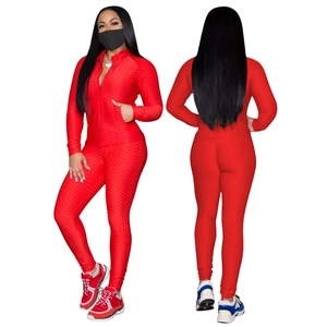 Ensemble de yoga rouge texturé avec veste zippée et legging taille haute pour femme