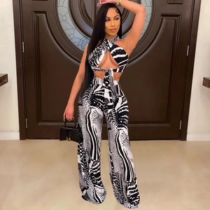 Detailansicht des Sets aus Neckholder-Top und Hose mit weitem Bein und Zebradruck