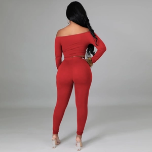 Completo rosso da donna due pezzi con top a maniche lunghe e pantaloni attillati