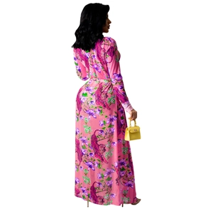 Rückansicht eines rosa Chiffonkleids mit Tigermuster, fließendem Saum und Gürtel