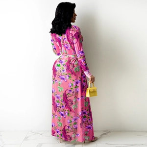 Seitenansicht der Frau im rosa Kleid mit Tigermuster, Blumenprint und Gürtel
