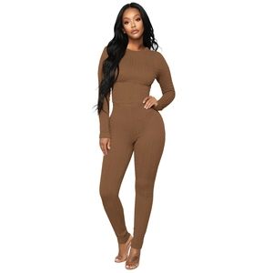 Détail de la maille gaufrée marron sur cet ensemble pull et pantalon ajusté pour femme