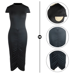 Détail de la texture froncée et du col montant sur une robe midi moulante noire