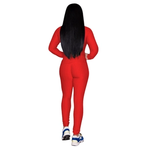 Détail de l'ensemble de yoga rouge avec texture gaufrée et coupe ajustée élégante