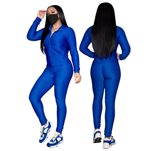 Ensemble de yoga bleu-violet avec veste zippée à col montant et legging à motif alvéolé