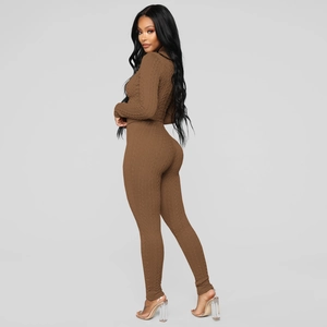 Détail de l'ensemble deux pièces en maille marron foncé avec pull torsadé et pantalon assorti