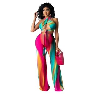 Detail von farbenfrohem Verlaufs-Halter-Top und weitem Bein Hosen-Set für Damenurlaub