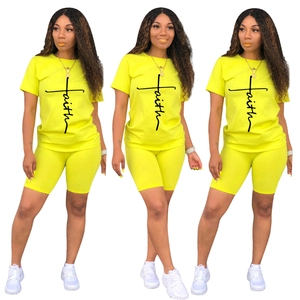 Ensemble de sport 2 pièces jaune fluo avec t-shirt à manches courtes et short cycliste