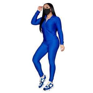 Détail de l'ensemble de yoga bleu roi avec texture nid d'abeille et col montant zippé
