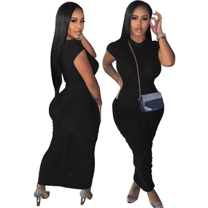 Robe longue noire ajustée à manches courtes avec d'élégants détails froncés