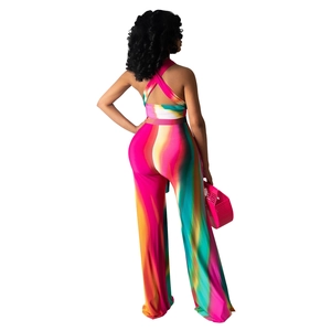 Detail eines bunten Neckholder-Jumpsuits mit rückenfreiem Design und weitem Beinverlauf